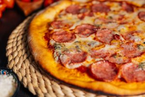 Despre noi 8 pizza salami e Gorgonzolla Focsani